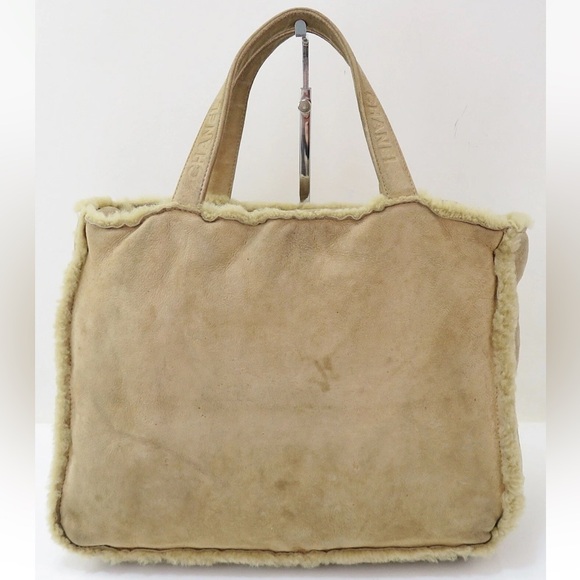 CHANEL Beige Shearling Tote - Picture 2 of 16